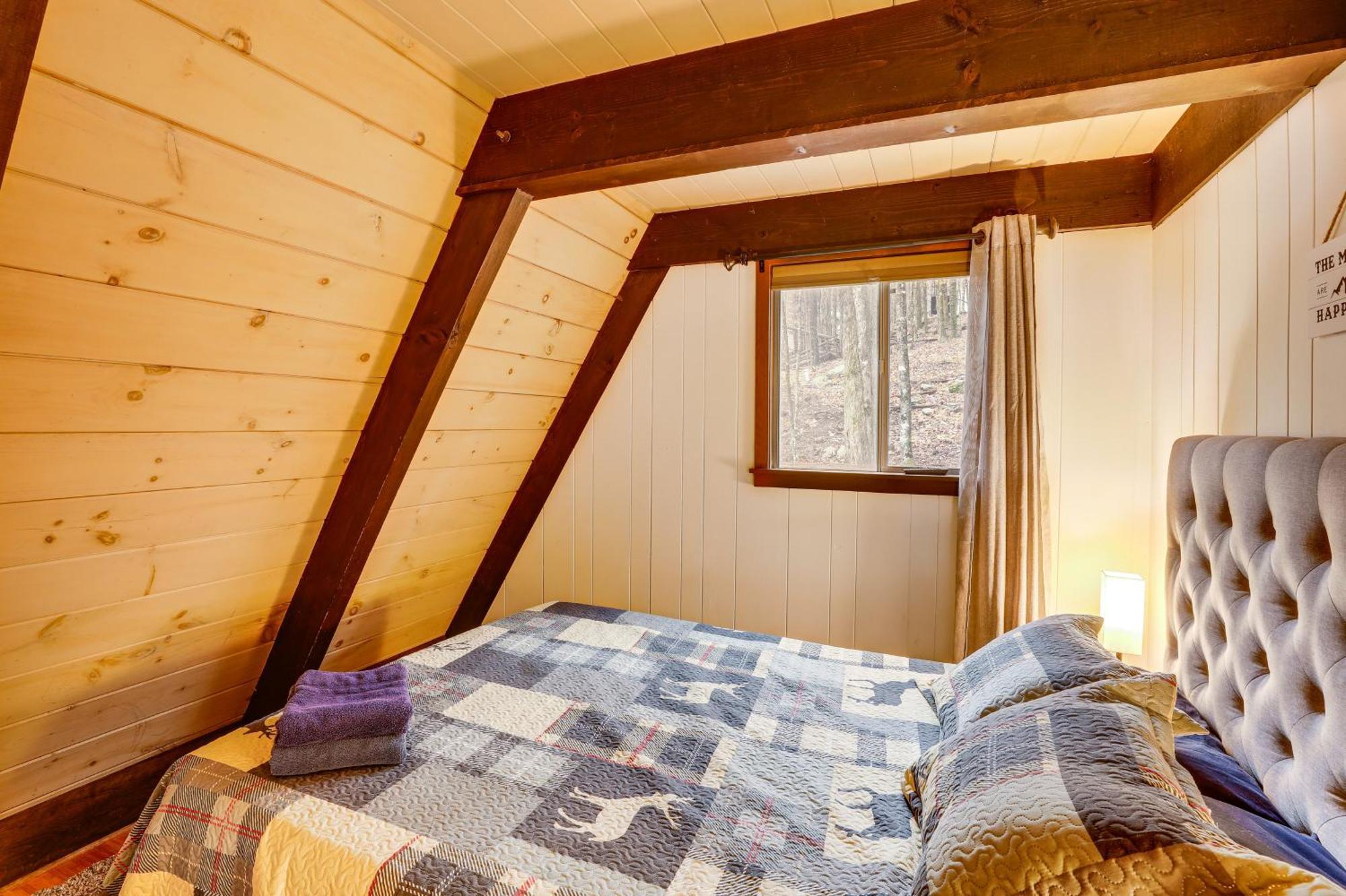 A-Frame Cabin With Hot Tub 1 Mi To Beech Mountain! Exterior photo
